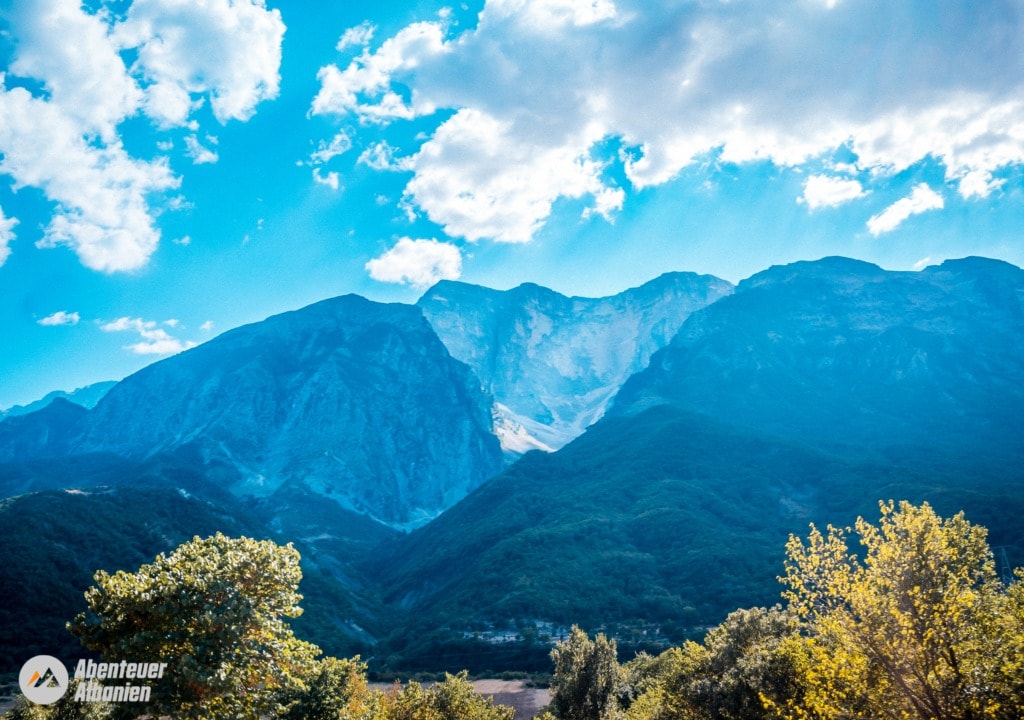 Hügel am Vjosa River Bend