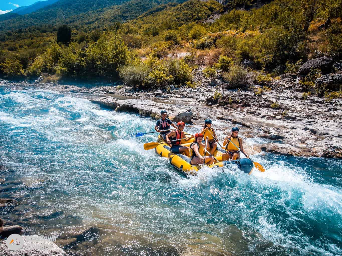 Vjosa Wildwasser Rafting in den Fluten der albanischen Berge, Outdoor-Aktivitäten in der Natur, Paddeln