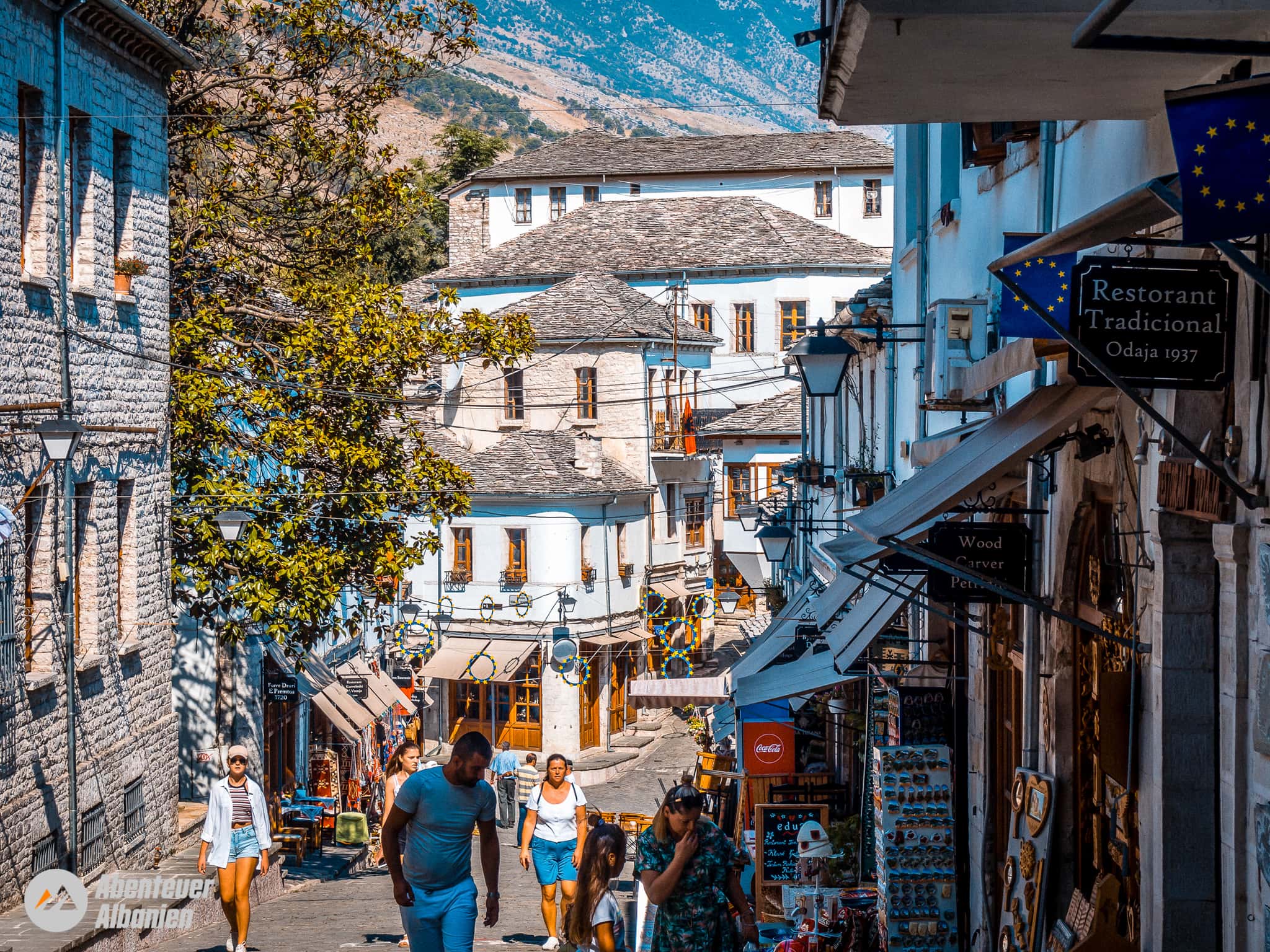 Straße in Gjirokaster, Albanien