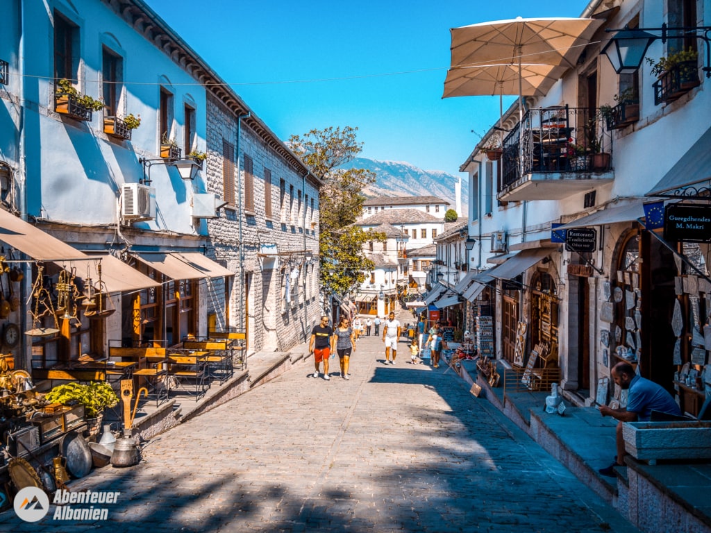Marktstraße mit Geschäften in Gjirokaster, Albanien