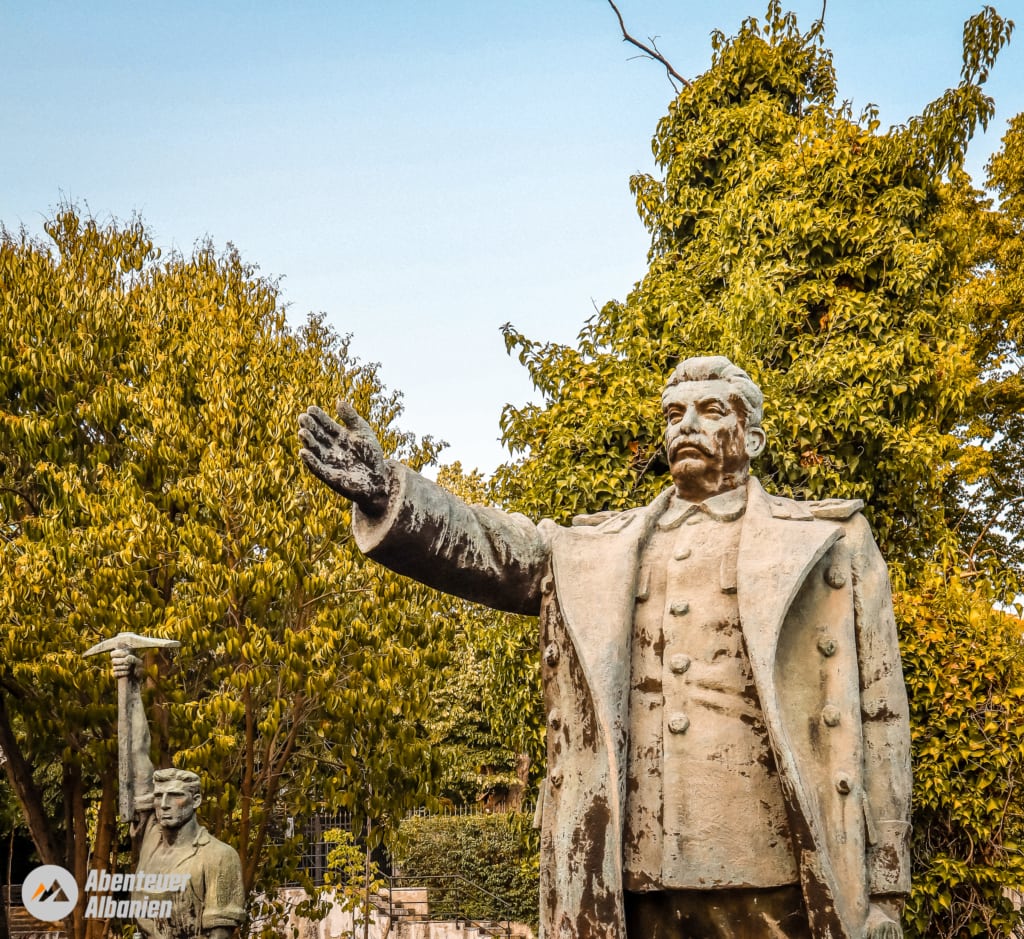 Stalin Statue ausgemustert in Tirana