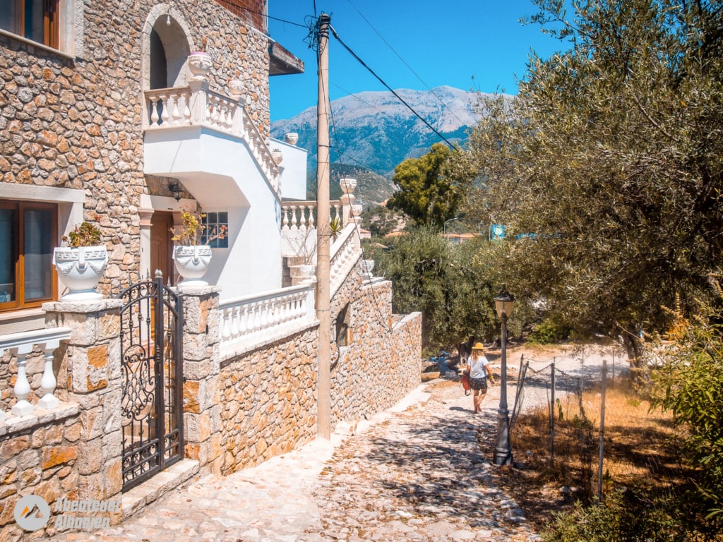 Steinweg hinab eines engen Pfades an der Albanischen Riviera