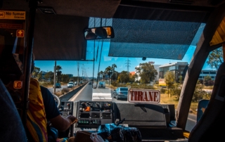 Vista desde el autobús a la carretera cerca de Tirana