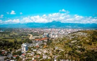 Wo übernachten in Shkodra Albanien mit Blick von der Burg Rozafa aud die Stadt am Rand der Albanischen Alpen