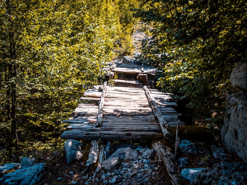 Holzbrücke in den Albanischen Alpen