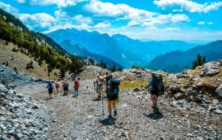 Aventura Albania, excursionistas en las montañas albanesas, espectaculares paisajes de montaña, experiencia en la naturaleza, senderismo, actividades al aire libre, naturaleza virgen, turismo en Albania, senderismo de montaña, vacaciones de aventura.