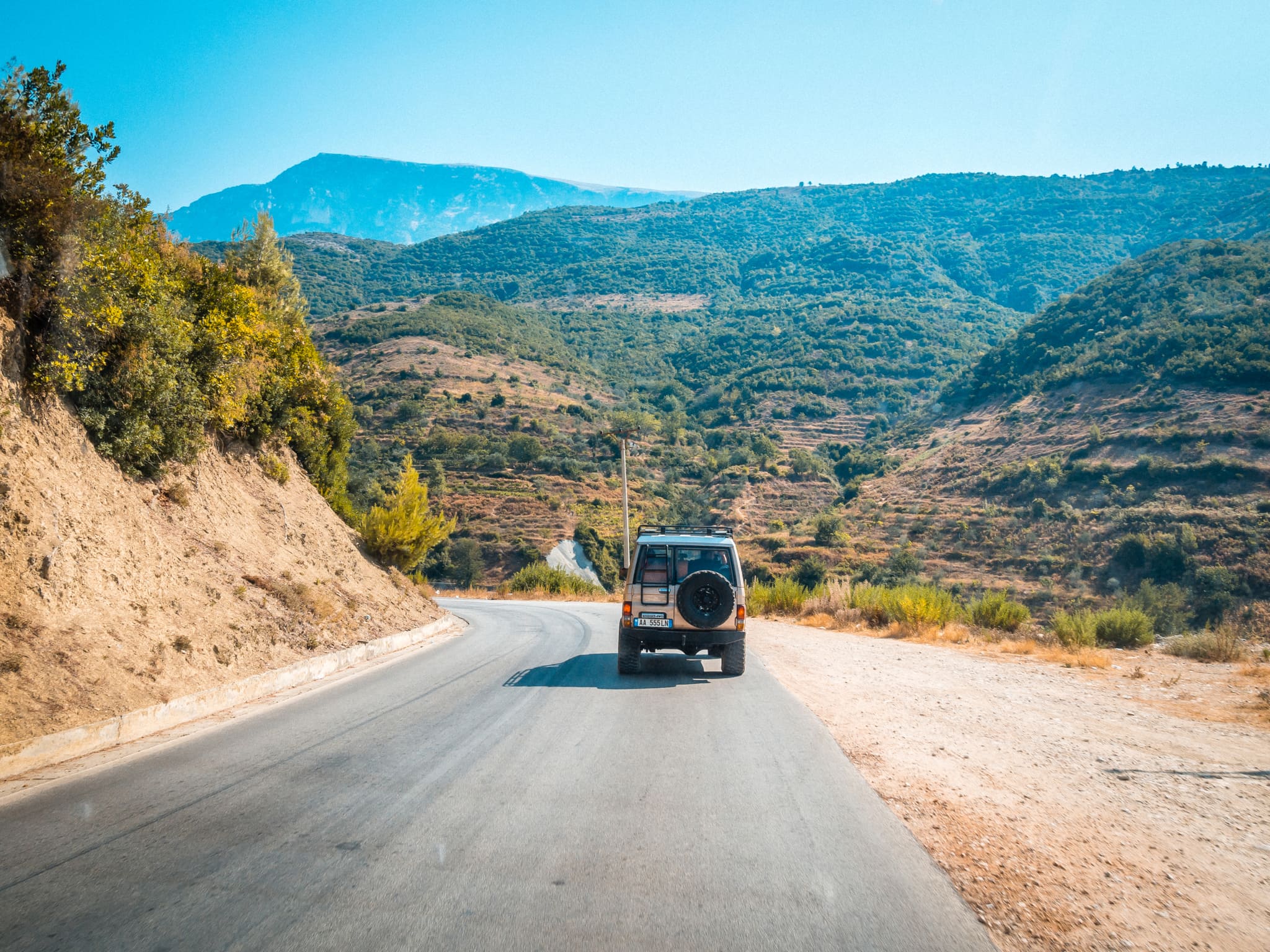 Auto auf Straße in Albanien