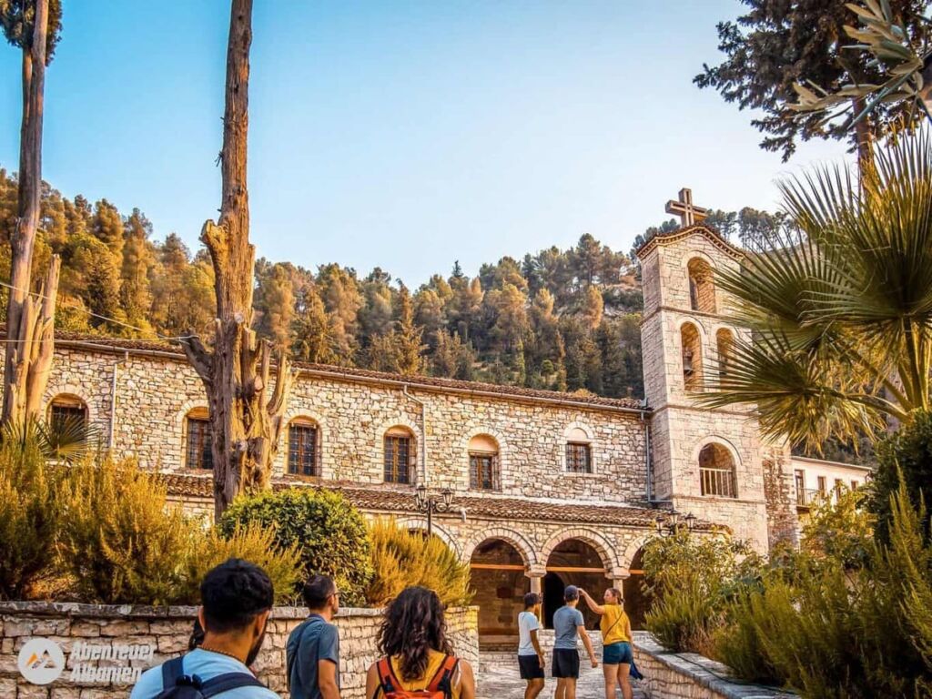 Balkan reis beste plaatsen Raadplegen met een groep mensen voor de kerk in Albanië