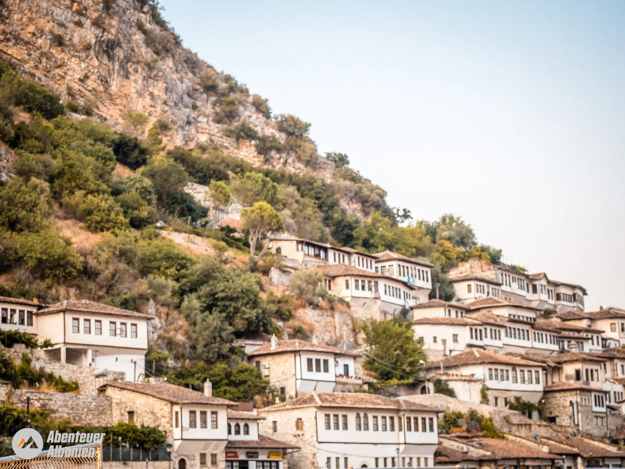 Sehenswürdigkeiten Berat: Blick auf die Häuser am Hügel