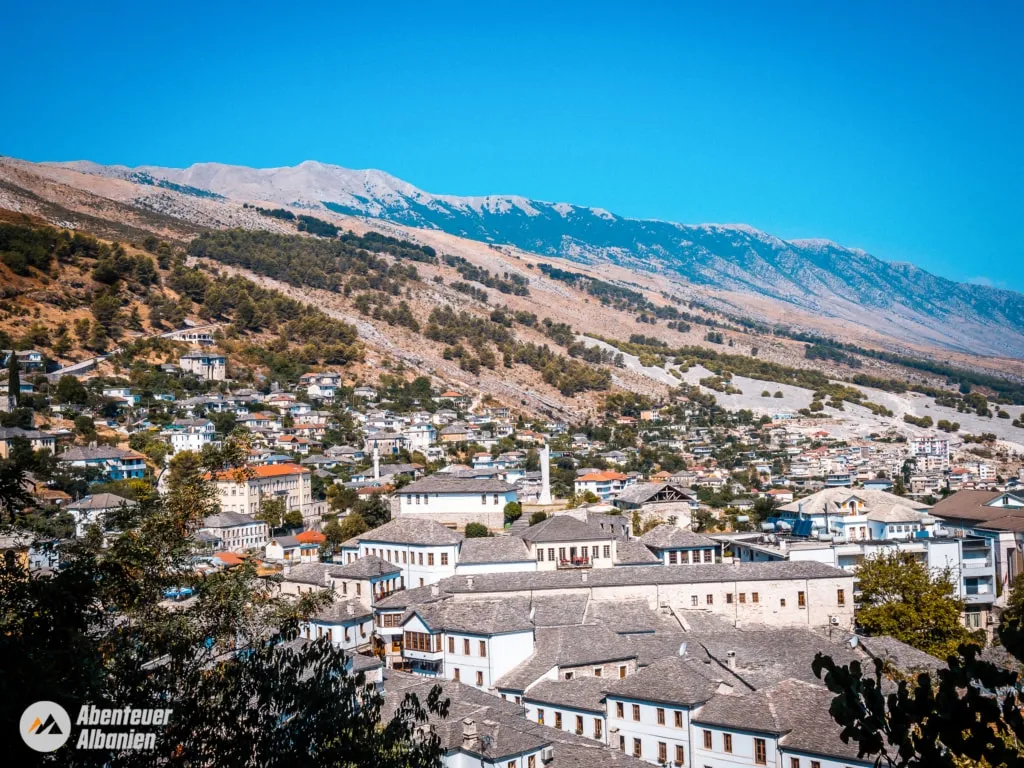 Balkan Reiseziele Gjirokaster Albanien Blick auf die Dächer der Stadt aus Stein