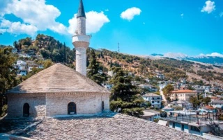 Gjirokaster, Albanien: Moschee am Bazaar mit blauem Himmel