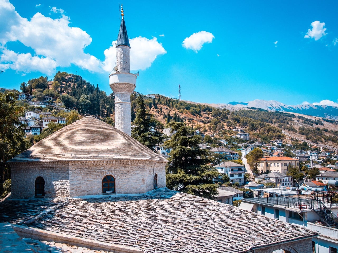 Gjirokaster, Albanien: Moschee am Bazaar mit blauem Himmel