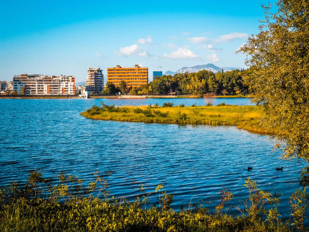 Grand Park Tirana mit Blick auf die Skyline der Stadt