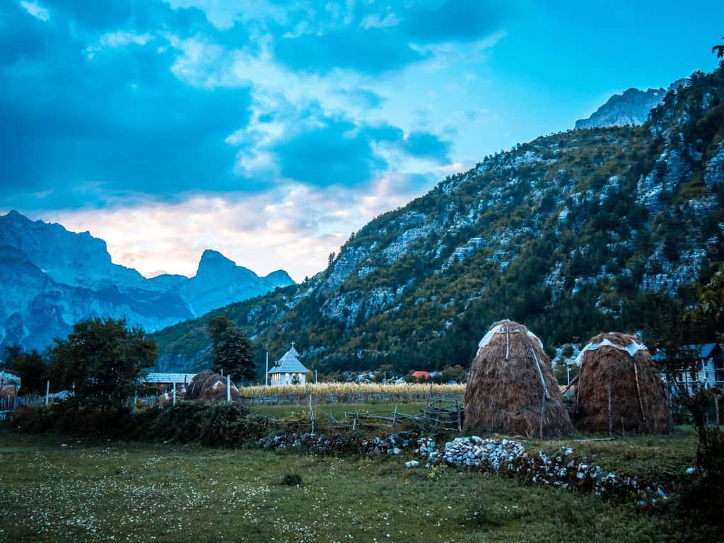 Wanderung von Theth nach Valbona Start im Theth Tal Albanien
