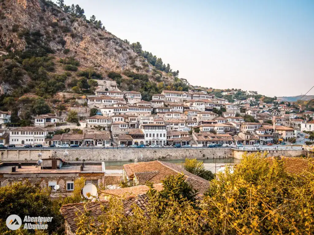Albanien Highlights: Berat - Die Stadt der tausend Fenster