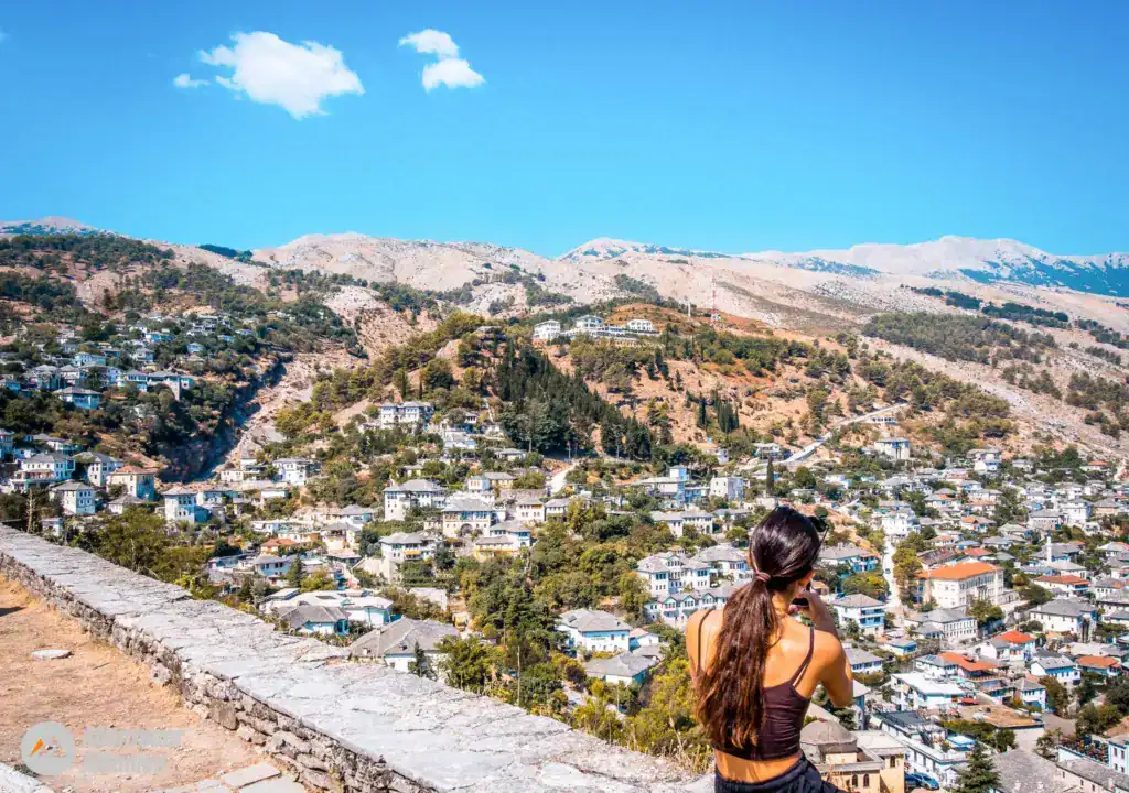 Blick auf die Stadt Gjirokaster von der Burg aus, blaueuer Himmerl und Häuser aus Stein