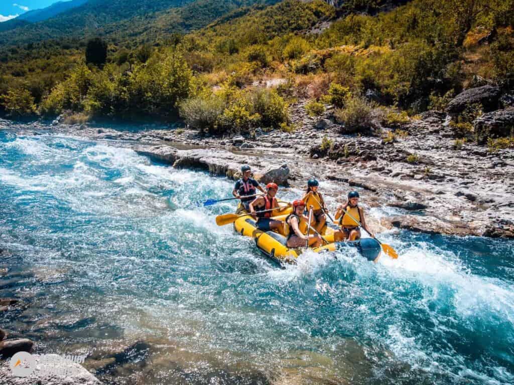 Albanien Highlights: Rafting in Permet
