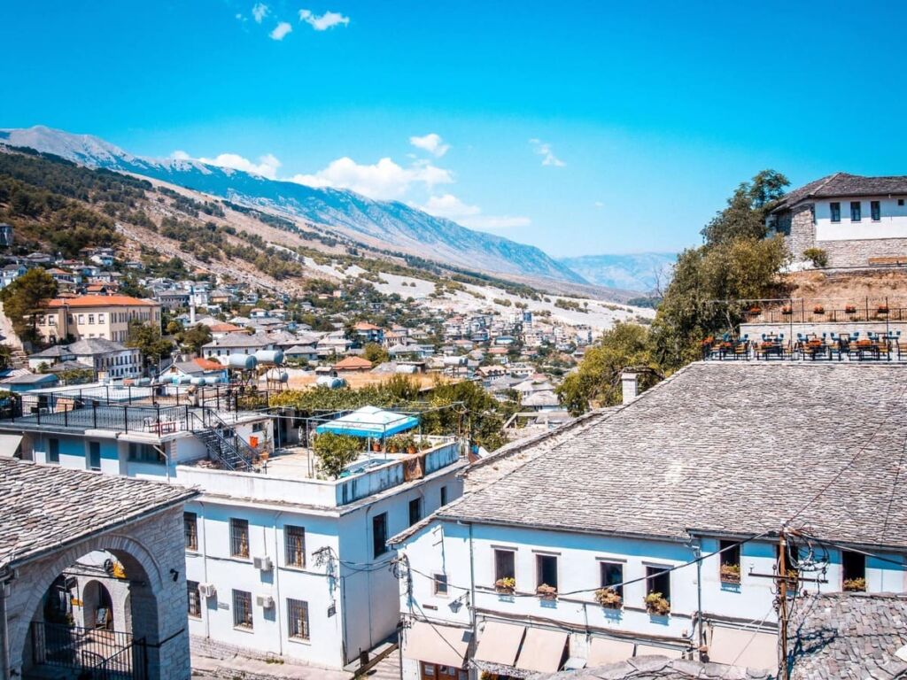Blick auf die Stadt Gjirokaster von der Burg aus, blauer Himmel und Häuser aus Stein
