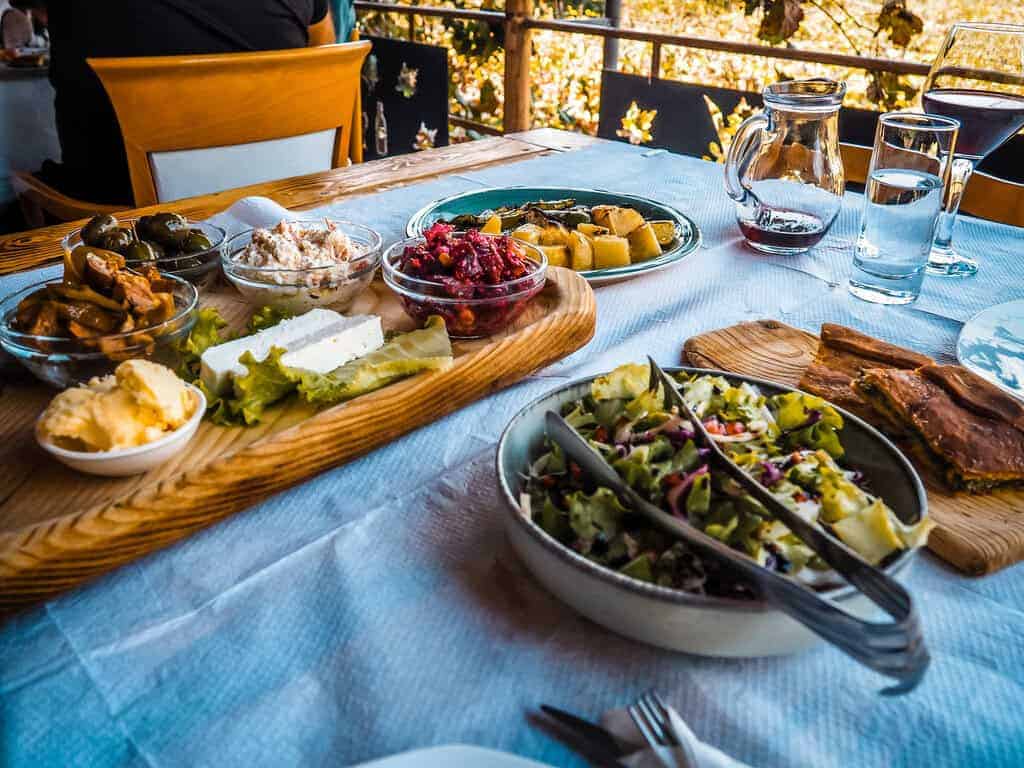 Albanische Gerichte wie Salate greke, eingelegtes Gemüse, djath (Käse) auf dem Tisch