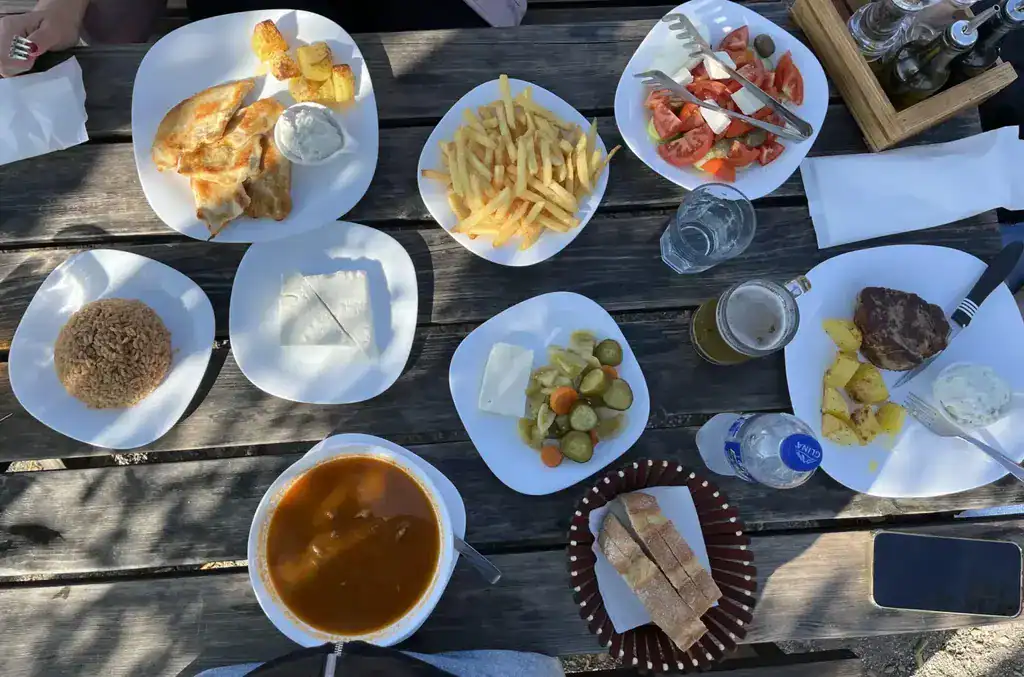 Albanisches Essen: Speisetafel-mit-Gerichten-wie-Byrek-Reis-und-Suppe