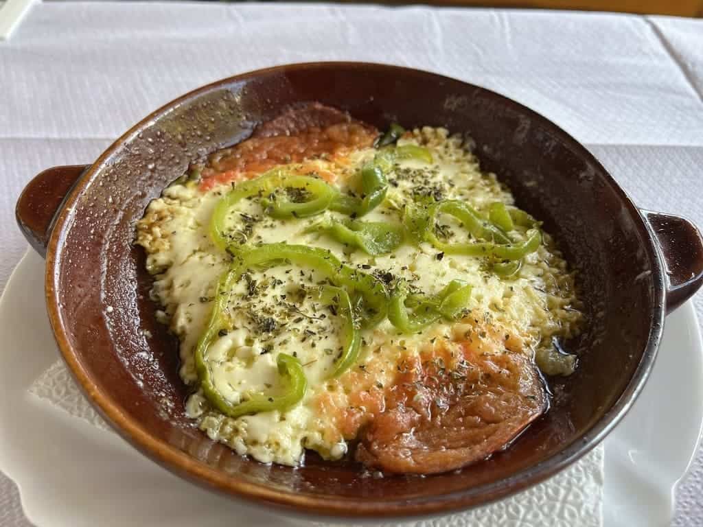 Albanisches Essen: Kackavall ne Furre me Domate - Gebackener Käse mit Tomaten