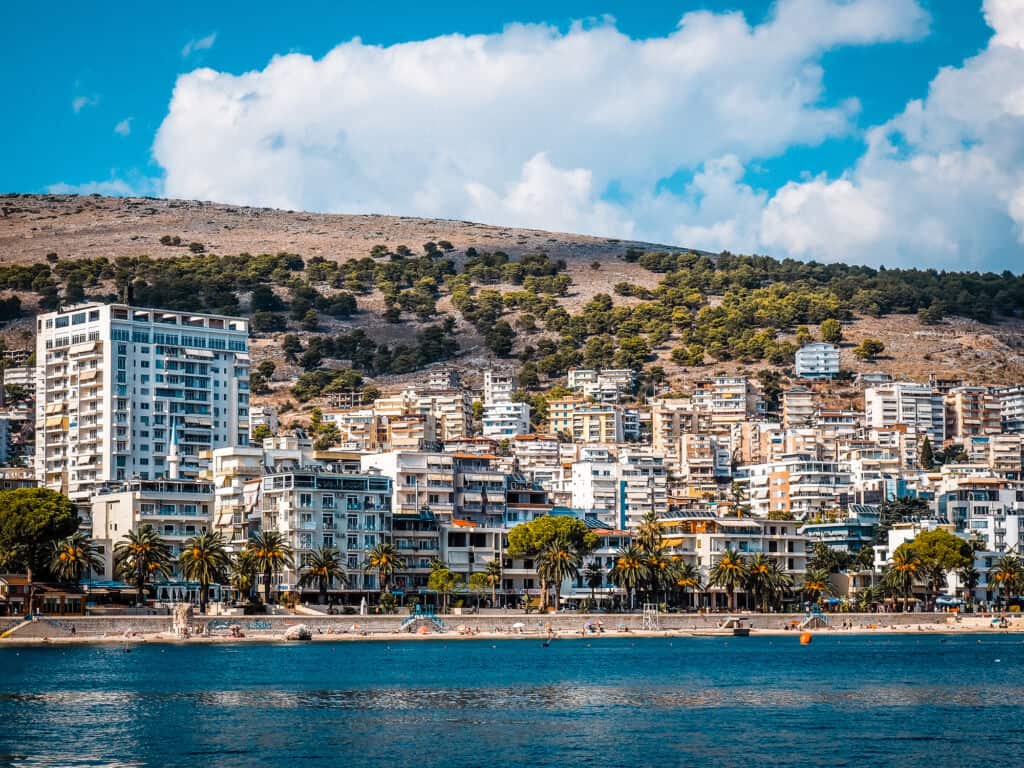 Blick auf Saranda Albanien vom Meer aus gesehen