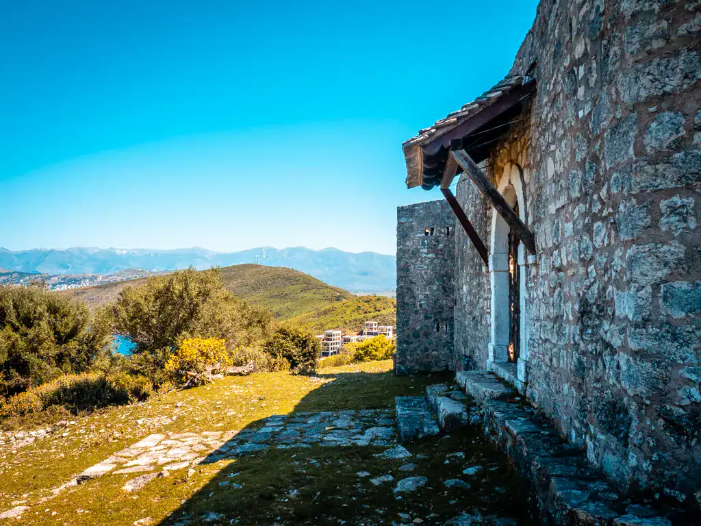 St. Georgs-Kloster Sarande Außenmauer mit Blick vom Hügel
