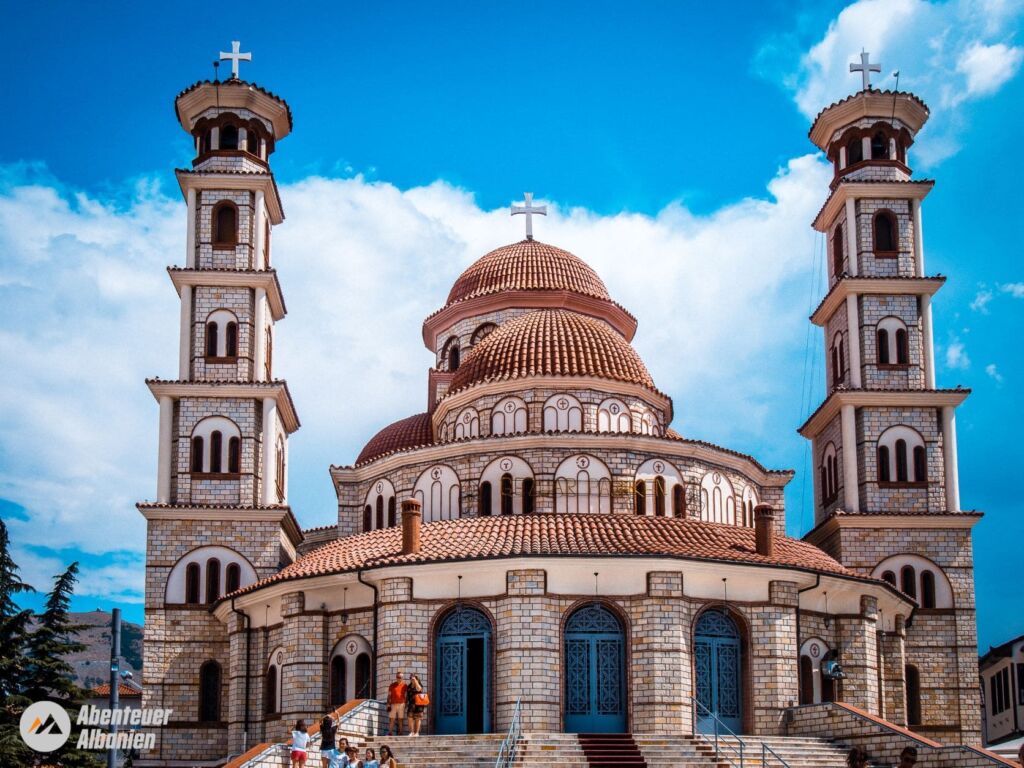 Das 1995 erbaute Gebäude ist Sitz eines Eparchen und gehört der orthodoxen Kirche von Albanien. Außenansicht auf die Frontseite der Kathedrale