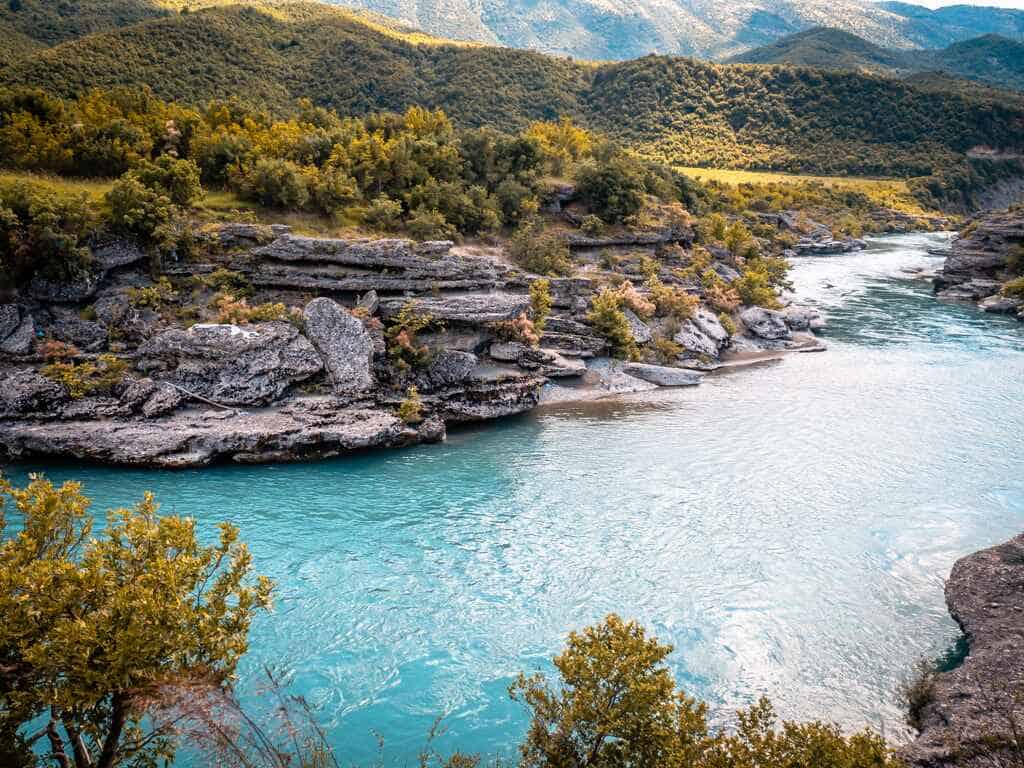 Rzeka Vjosa Albania w pobliżu Këlcyrë