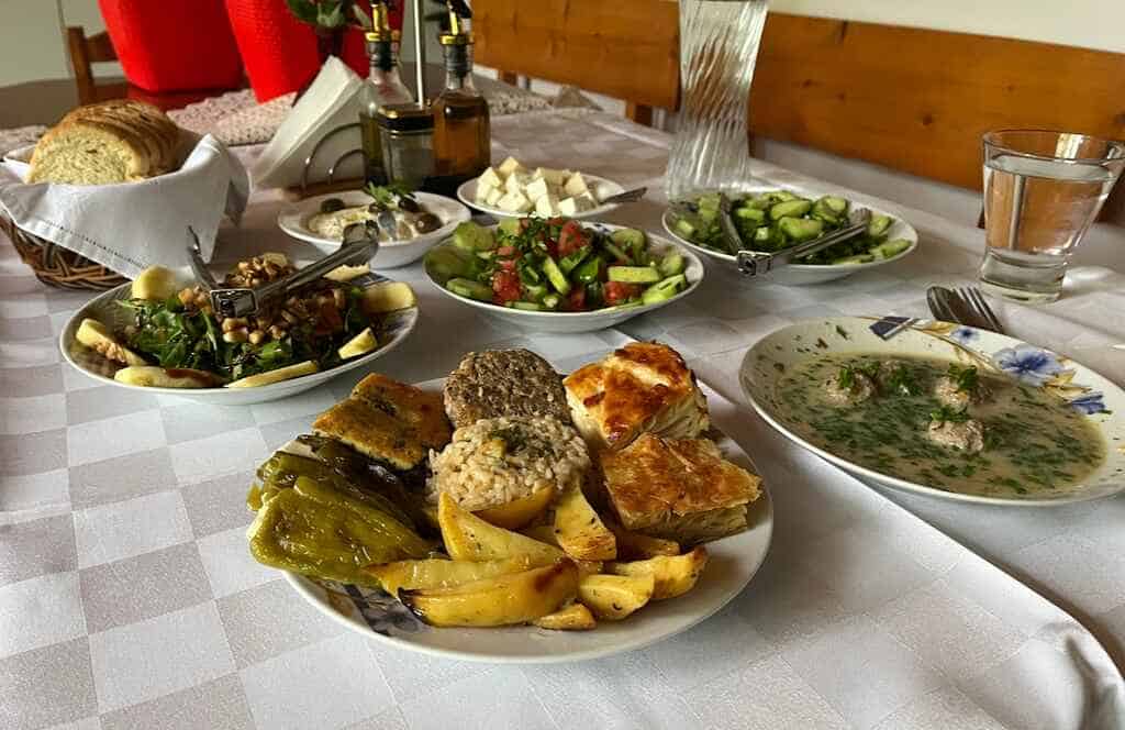 albanisches essen_tisch mit albanischen gerichten