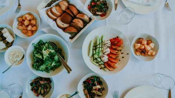 Agroturizem Gjepali Durres - ensaladas y comidas en una mesa ricamente puesta