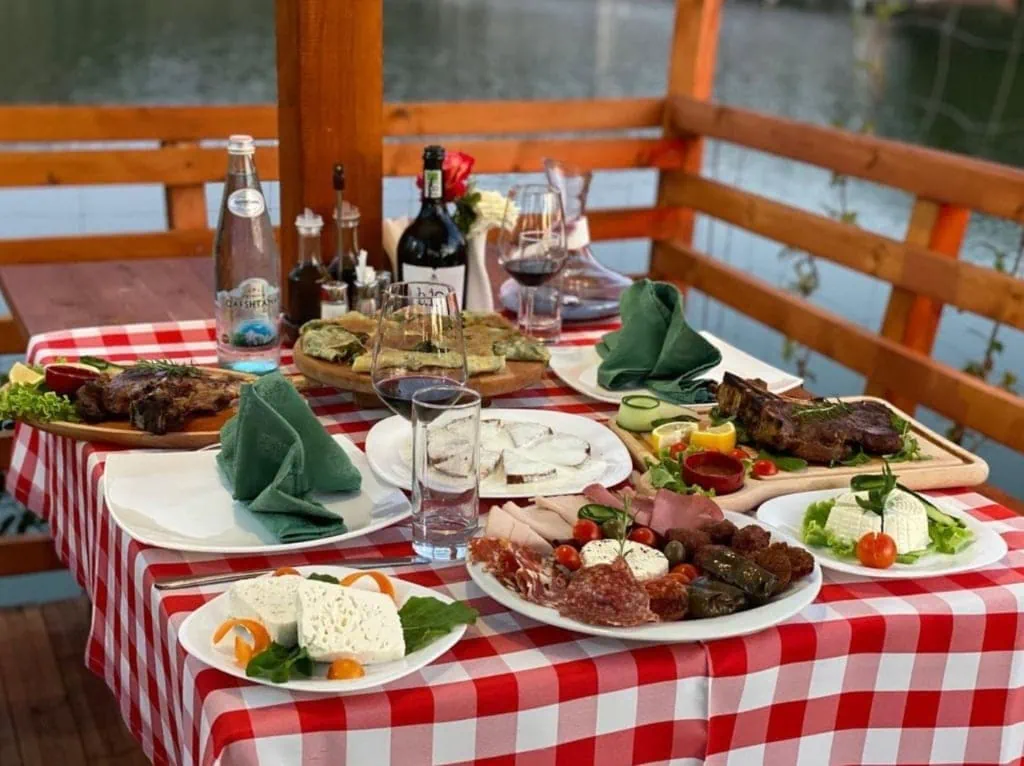 Agroturizëm Huqi - Tisch mit Essen