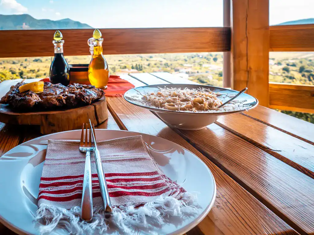 Mesa con carne a la parrilla y jufka en Agroturizëm Hylli i Dritës Albania