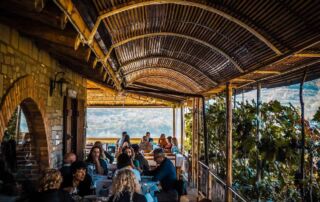 Restaurantes de montaña en Albania con vistas al impresionante paisaje, ambiente tradicional y cocina local, perfectos para unas inolvidables vacaciones de aventura en Albania.