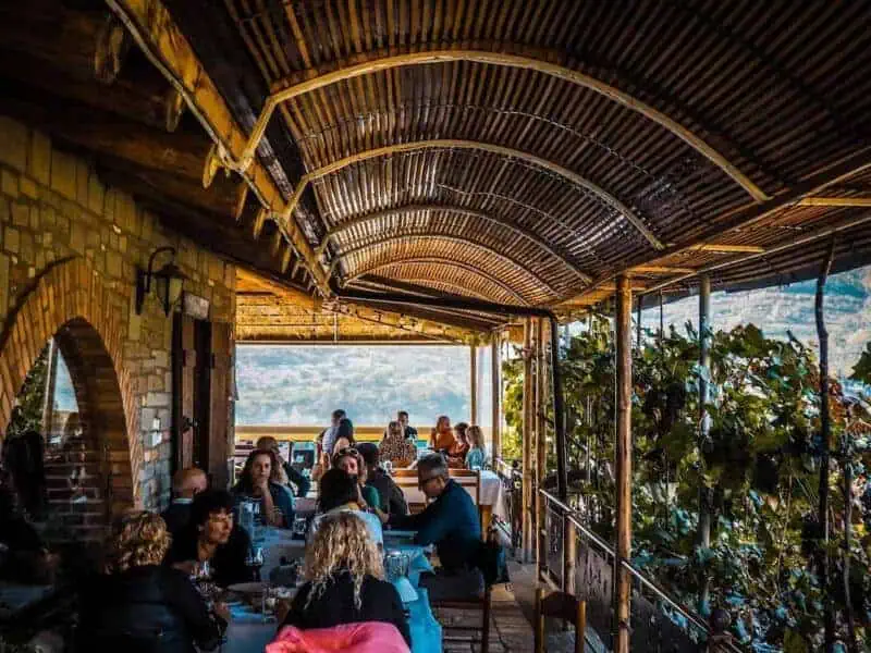 Alpeta Restaurant Berat Agroturizem - Tisch mit weinbergen im Hintergrund