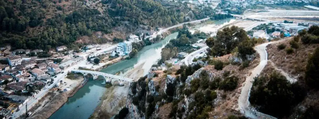 Adventure Albania, malowniczy krajobraz z rzekami, górami i urokliwymi wioskami, idealny dla miłośników przyrody i entuzjastów outdooru. Odkryj różnorodną przyrodę i wyjątkową kulturę Albanii.