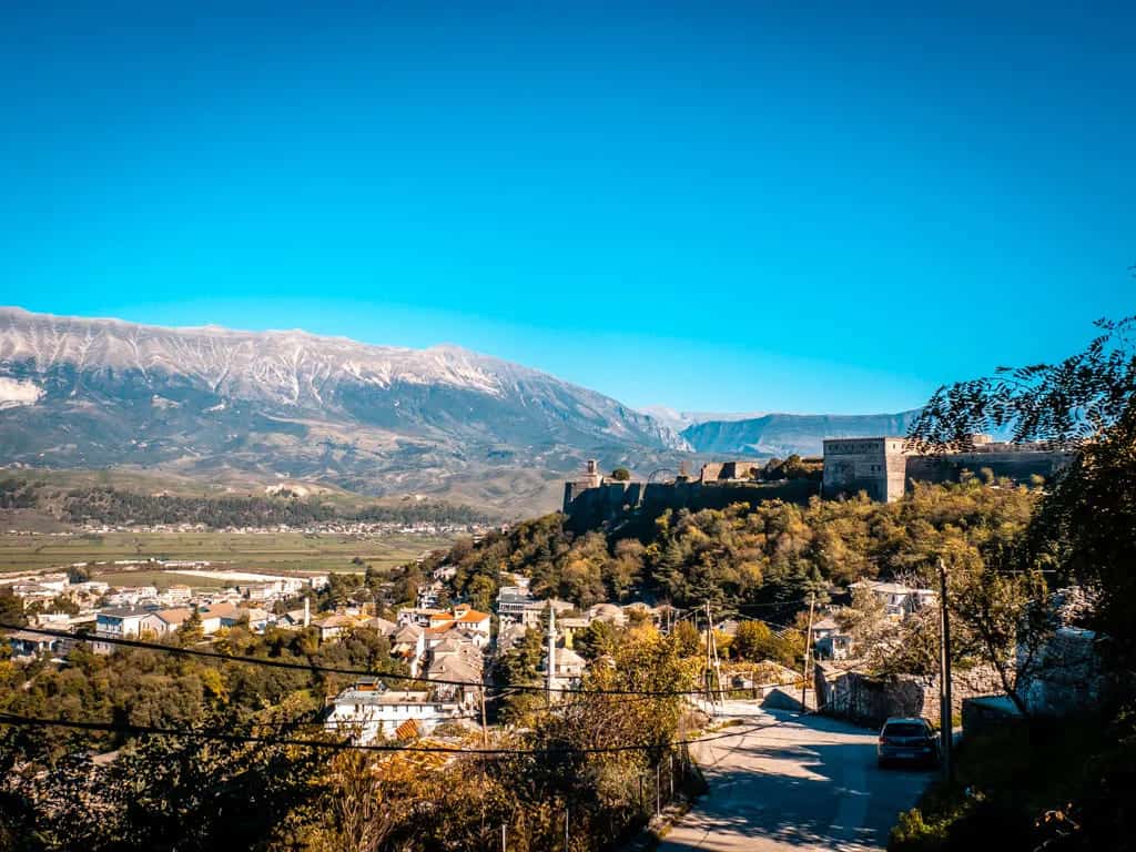 Die Burg von Gjirokastra vom Kerculla Resort aus betrachtet