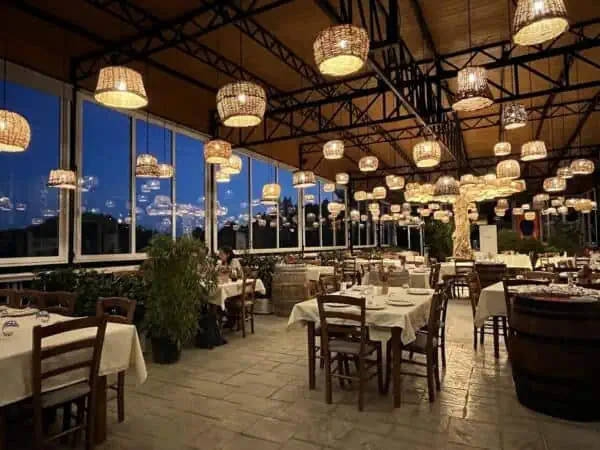 Gemütliches Restaurant in Albanien mit traditionellem Interieur, warmem Licht und Panoramablick, ideal für authentische albanische Küche und unvergessliche Reiseerlebnisse.