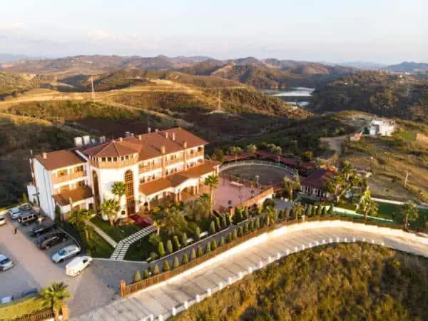 Kodra e Kuajve Agroturizem Durres mit Pferdehof - Luftaufnahme