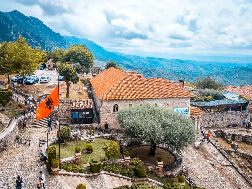 Blick von der Festung in Kruja auf die Nebengebäude der Anlage und hinein ins Tal