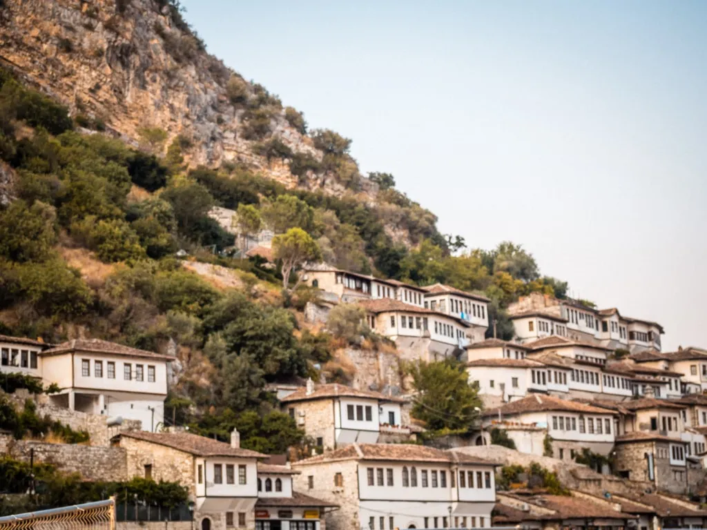 Albanien Sehenswürdigkeiten Berat - Blick auf die Stadt der Tausend fesnter