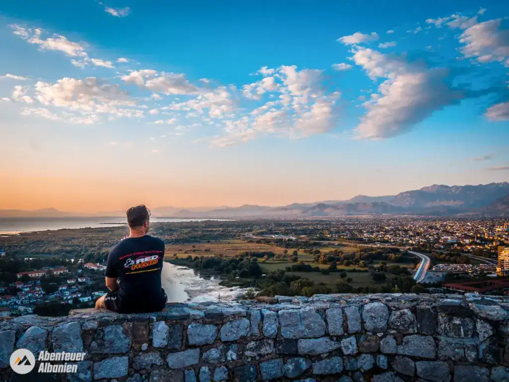 Blick auf Shkodra von der Festung Rozafa, Dirk sitzt auf der Mauer der Festung