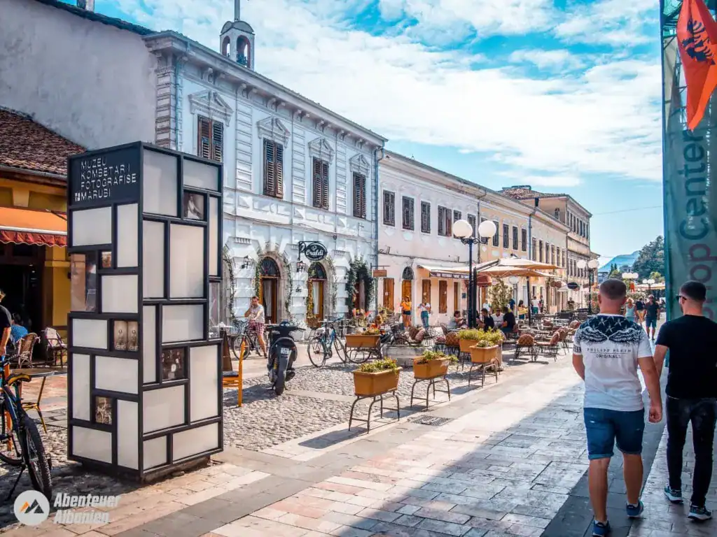 De Ottomaanse brug Mesi Bridge in Shkodra Albanië een toeristische topattractie