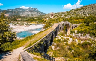 Sehenswürdigkeiten Albanien - 10 Orte die du unbedingt besuchen solltest - Mesi Brücke