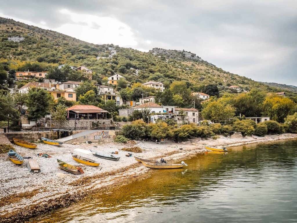 Das Dorf Shiroka nahe Shkodra in Nordalbanien