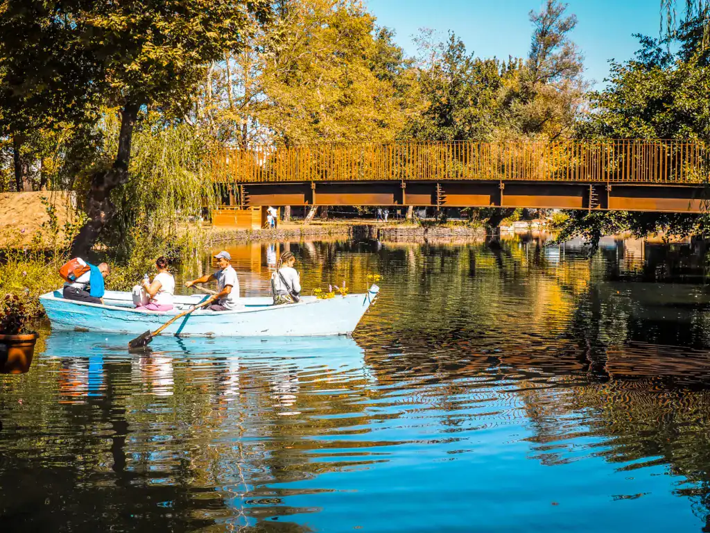 Boot mit Besuchern auf dem See der Quellen von Drillon