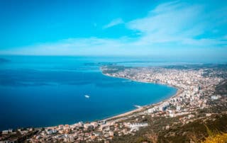 Impresionantes vistas de la costa albanesa con la ciudad y el mar, ideal para la aventura y la exploración de la naturaleza en Albania.