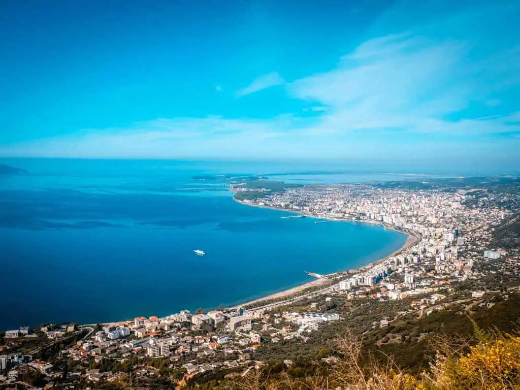 Atemberaubende Aussicht auf die albanische Küste mit Stadt und Meer, ideal für Abenteuer- und Naturerkundungen in Albanien.