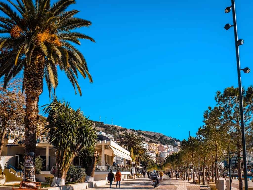 Sehenswertes in Albanien - Die palmengesäumte Promenade in Saranda