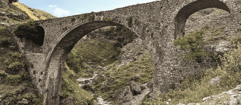 ALI-PASHA Brücke Gjirokaster, ottomanische Brücke mit 3 Bögen